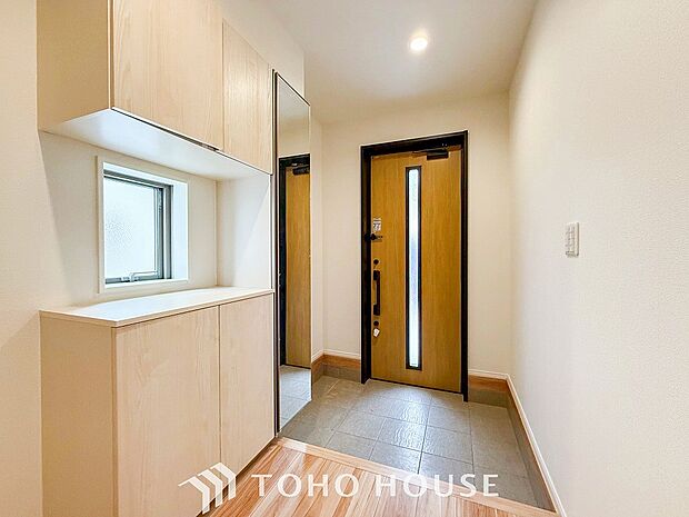 落ち着いた色を基調としていて、明るく優しい玄関となっています。