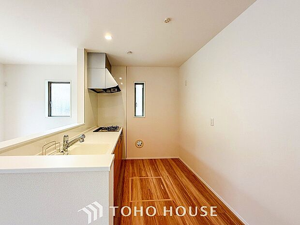 機能的で使い勝手のよさそうなキッチン。明るく清潔感があります。