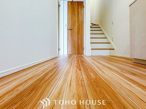 上質感漂う廊下。居住者の帰り、訪れる方を優しく迎え安らぎに満ちた生活空間を予感させます。