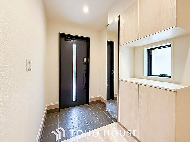 落ち着いた色を基調としていて、明るく優しい玄関となっています。