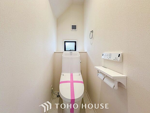 トイレはシンプルにホワイトで統一した温水洗浄付です。