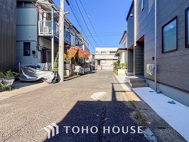 前面道路含む現地写真『快適』は「家」と「街」と「環境」が調和した時に訪れるだと改めて感じさせてくれます。