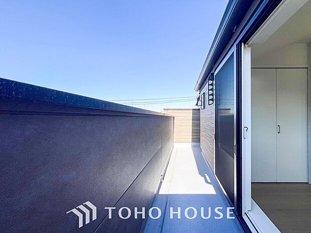 暮らしの中で光と風を演出してくれるバルコニー。