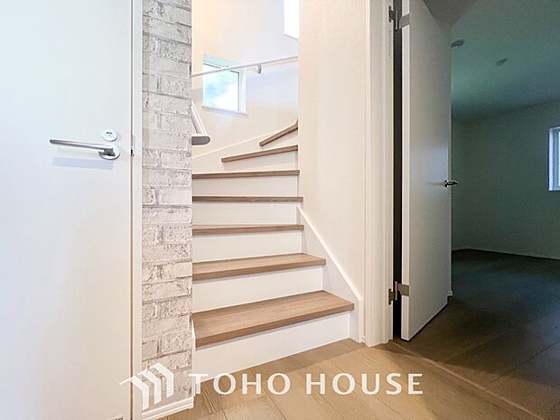 パブリックゾーンとプライベートゾーン繋ぐ階段。豊かな陽光が注ぎ込み、爽やかな住空間を演出。