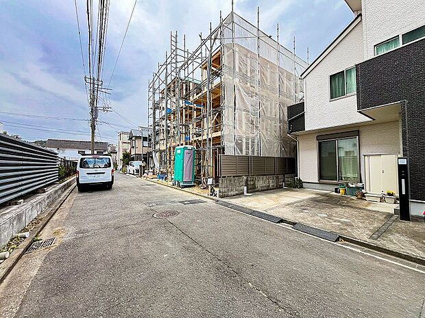 住む人を映し出す洗練された佇まいは、いつまでも輝き続けながらいつしか街の風景に溶け込んでいきます。