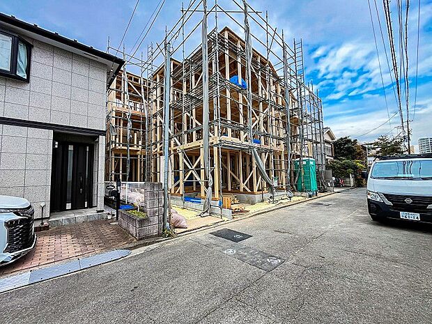 風を感じ解放感あふれる光に満ちた住まい。