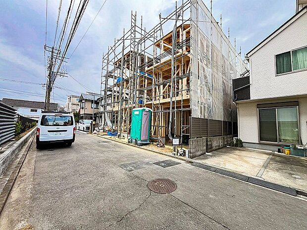 前面道路含む現地写真『快適』は「家」と「街」と「環境」が調和した時に訪れるだと改めて感じさせてくれます。