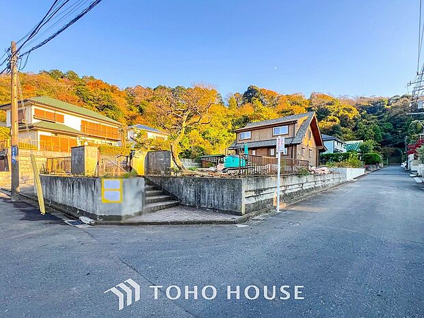 住む人を映し出す洗練された佇まいは、いつまでも輝き続けながらいつしか街の風景に溶け込んでいきます。