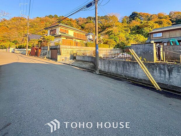 閑静な住宅街の陽当りに恵まれた土地。たくさんの想いが美しいカタチに彩られます。
