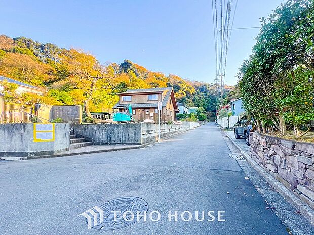 前面道路含む現地写真『快適』は「家」と「街」と「環境」が調和した時に訪れるだと改めて感じさせてくれます。