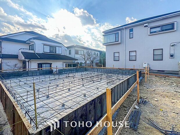 閑静な住宅街の陽当りに恵まれた土地。たくさんの想いが美しいカタチに彩られます。