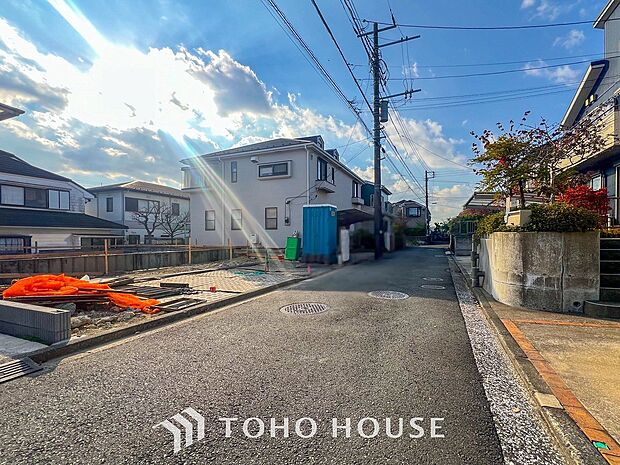 前面道路含む現地写真『快適』は「家」と「街」と「環境」が調和した時に訪れるだと改めて感じさせてくれます。