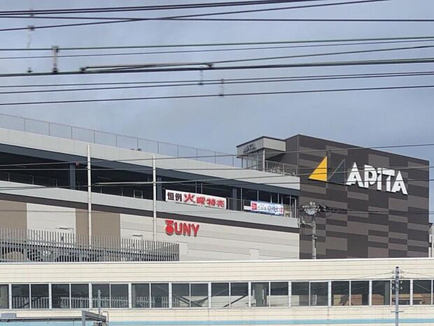 毎日の食卓を飾る新鮮な食料品もお手ごろ価格で揃います。駐車場282台完備です。