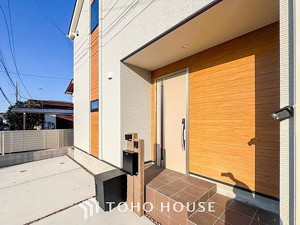 住む人や訪れる人やさしくエスコートする玄関アプローチ。