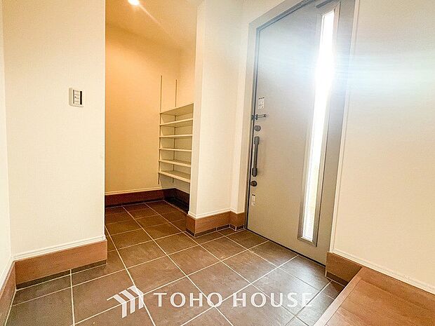 清潔感溢れる玄関がお出迎えする本邸宅の物語は、ここから始まる日常を期待させます。