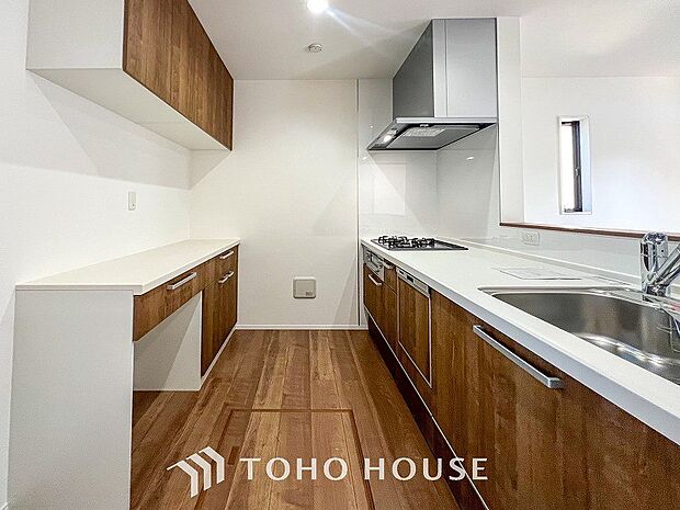 お手入れのしやすいすっきりしたシステムキッチンを採用しました。