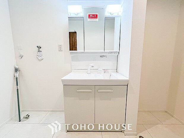 洗面台・洗面所パウダールームはナチュラルな雰囲気で清潔な印象。