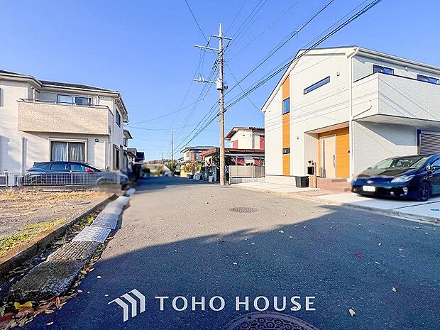 前面道路含む現地写真『快適』は「家」と「街」と「環境」が調和した時に訪れるだと改めて感じさせてくれます。