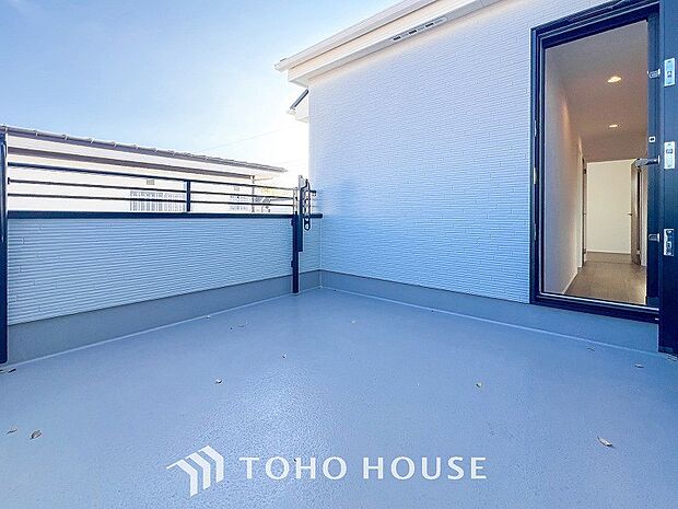 太陽の恵みをたっぷりと受けて、洗濯物も気持ちよく干せそうです。