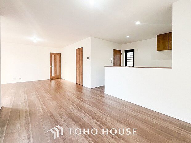 対面式キッチンのあるLDKで家族の会話が弾みます。