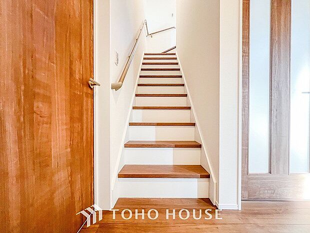 階段にはお子様やお年寄りに安心な手すりをご用意。