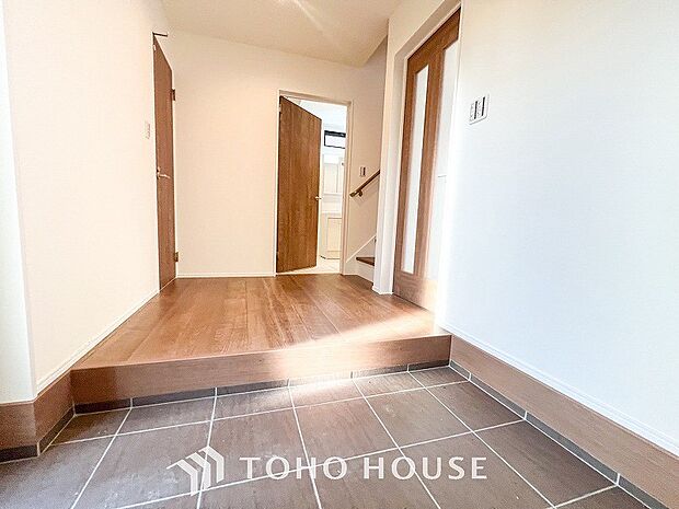 上質感漂う廊下。居住者の帰り、訪れる方を優しく迎える・安らぎに満ちた生活空間を予感させる。