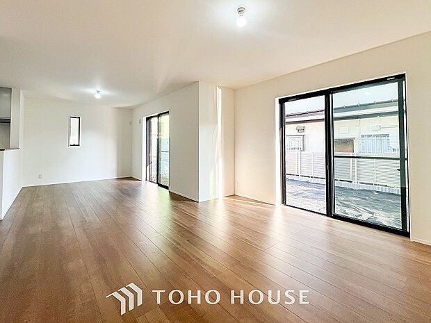 戸建てならではのリビング。落ち着いた色調のリビングは家族団欒の憩いの場所です。