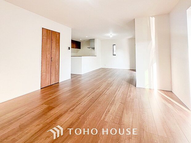 爽やかな色合いのフローリングと清潔感の溢れるクロスが明るい空間を創り出しているリビングダイニング。