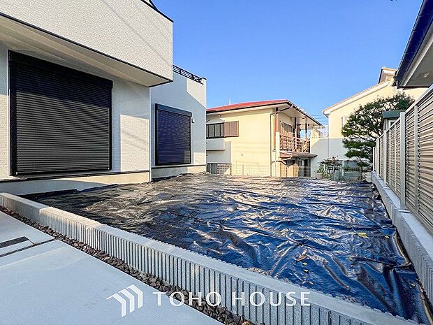 毎日の暮らしの中に癒しを与えてくれるお庭スペース。小さなお子様の遊び場にもちょうど良い空間です。