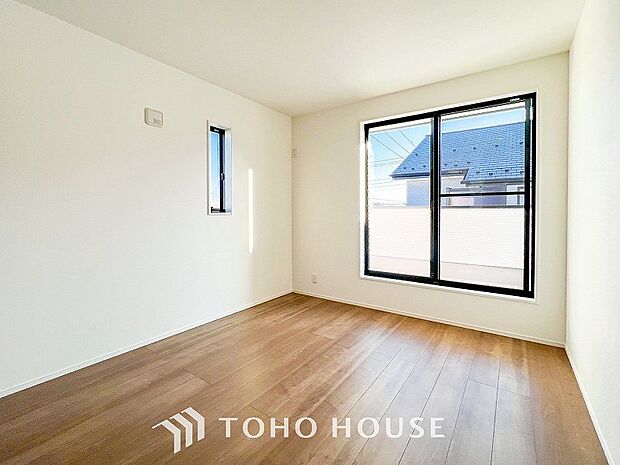 大きな窓からたっぷりと陽光が注がれる明るい空間。家族の成長に対応できる永住仕様の間取り。