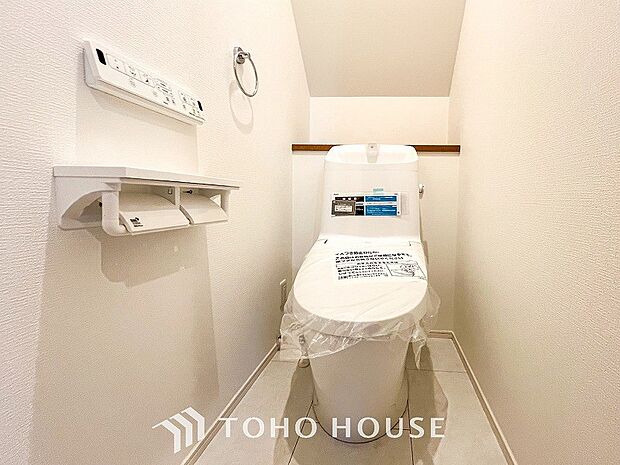 トイレはシンプルにホワイトで統一した温水洗浄付です。