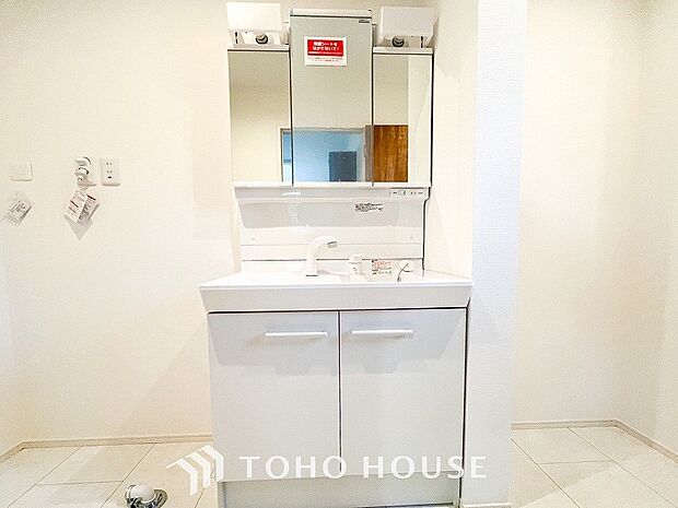 洗面台・洗面所三面鏡裏収納には化粧品や洗面用品類をすっきり整理できます。