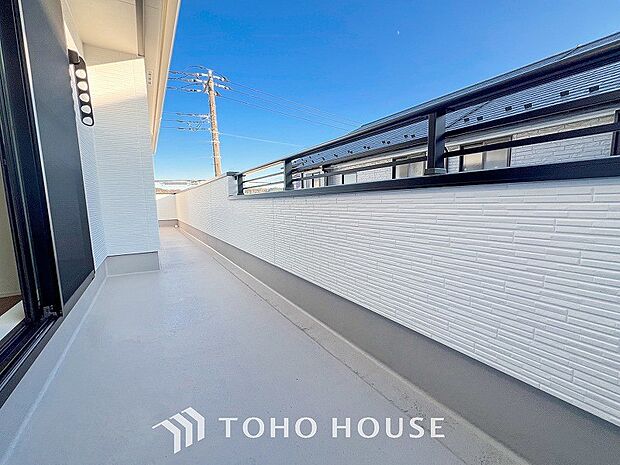 暮らしの中で光と風を演出してくれるバルコニー。