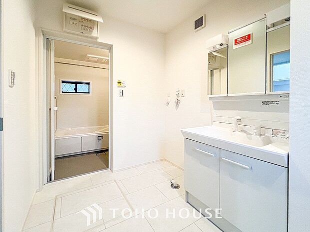 清潔感のあるカラーで統一されたプライベート空間は、身だしなみチェックや肌のお手入れに最適です。