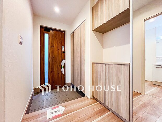 帰り着くたびに洗練されたテイストの空間に迎えられ誇りと喜びを感じる玄関まわりです。