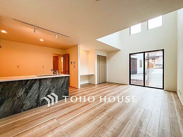 光と風があふれる開放的なリビングダイニングには自然と家族みんなが集まってきます。