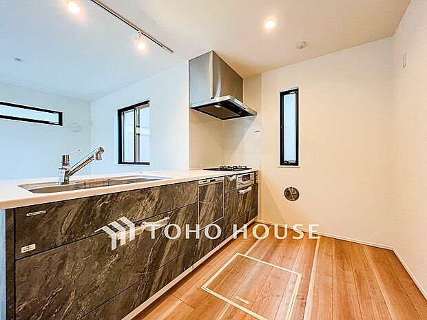 機能性とデザイン性を兼ね備えたシステムキッチン。リビングとの一体感も考慮され、美しい空間が実現します。