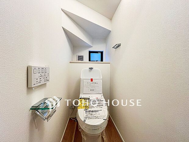 換気と明るさに配慮した清潔感溢れるトイレ。落ち着いた空間で安らぎのひとときをお過ごしいただけます。