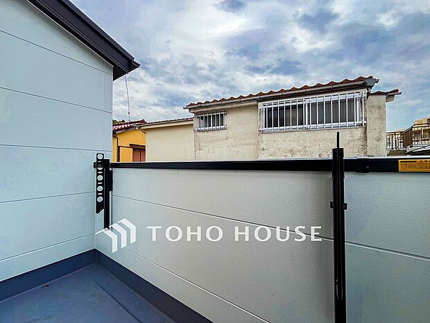 空を近くに、心地よい風を肌で感じることのできるバルコニー。