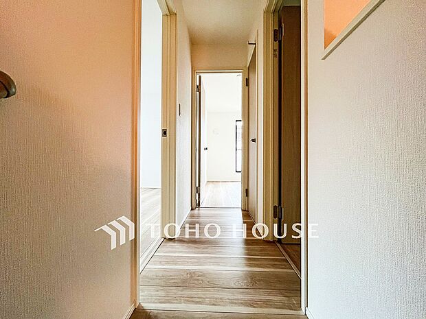 上質感漂う廊下。居住者の帰り、訪れる方を優しく迎え安らぎに満ちた生活空間を予感させます。