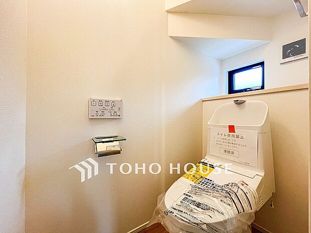 換気と明るさに配慮した清潔感溢れるトイレ。落ち着いた空間で安らぎのひとときをお過ごしいただけます。