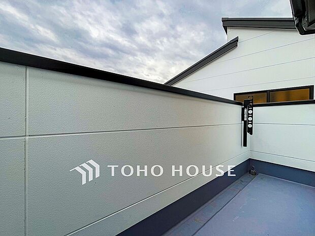 空を近くに、心地よい風を肌で感じることのできるバルコニー。