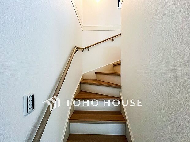 パブリックゾーンとプライベートゾーンを繋ぐ階段。豊かな陽光が注ぎ込み、爽やかな住空間を演出。