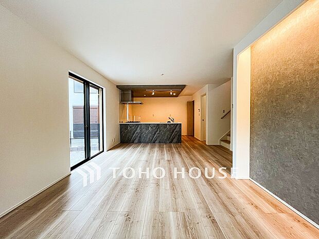 忙しい朝でも、しっかり家族が揃って食事をして頂けるゆとりある大きさのダイニングスペース。