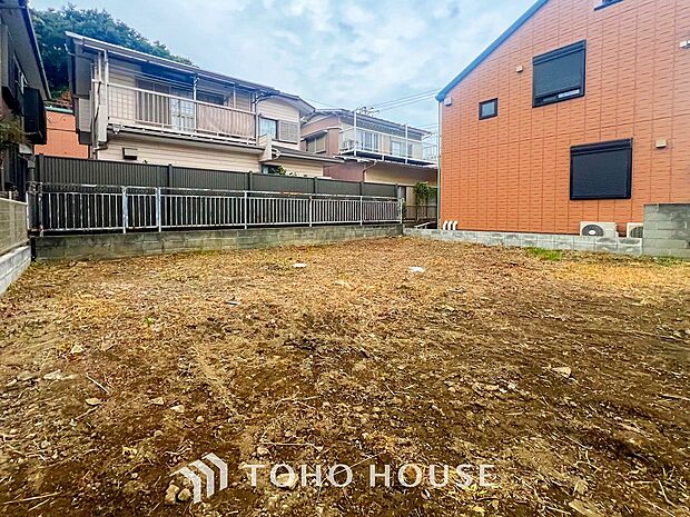 閑静な住宅街の陽当りに恵まれた土地。寛ぎに満ちた住環境です。