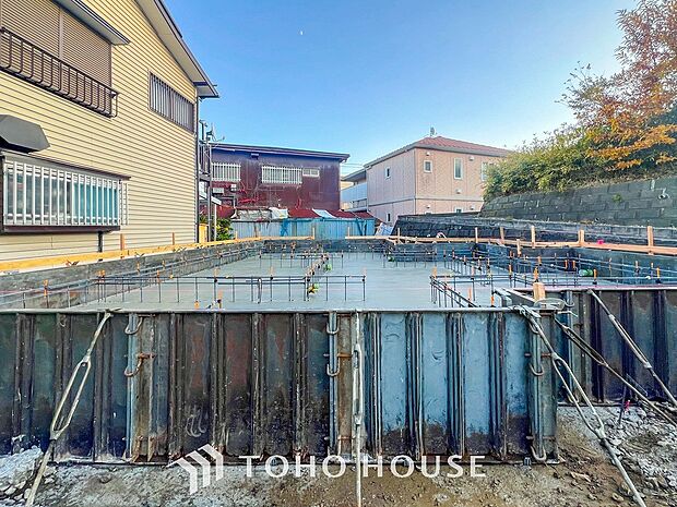 住む人を映し出す洗練された佇まいは、いつまでも輝き続けながらいつしか街の風景に溶け込んでいきます。