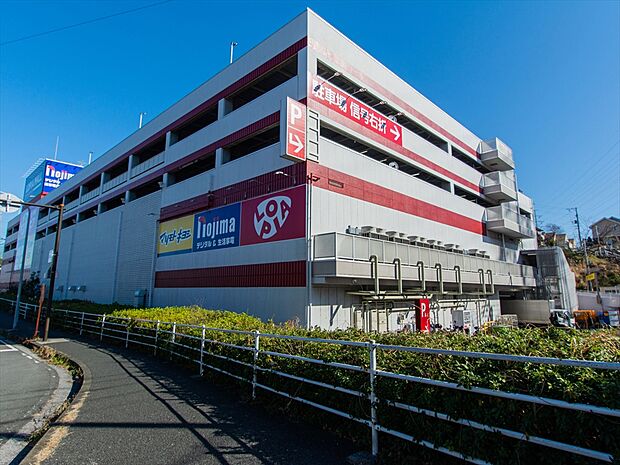 10時〜20時営業。毎日の食卓を飾る食料品が揃うスーパーやマツモトキヨシ、家電量販店ノジマが入店。