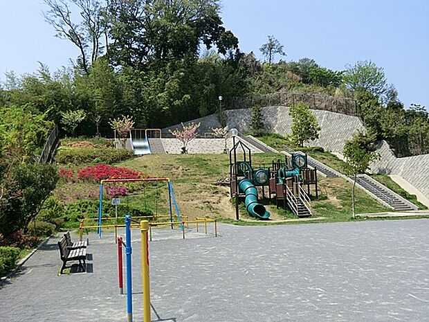 公園内は斜面に作られた2つの滑り台があり、体をたくさん使って登って降りてを楽しめます。根岸線のトンネルが見えるので電車を見て楽しむことも出来ます。