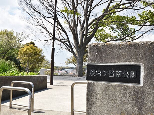 見晴らしよく景色が綺麗な公園です。お天気が良いと富士山も見えます。遊具も豊富で、子どもたちが大好きな長いローラーすべり台もあります。