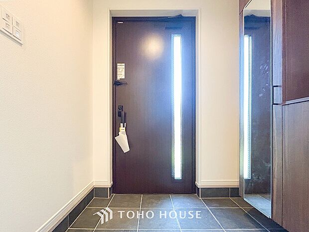 明るくコントラストのある、開放感と清潔感を兼ね備えた玄関。